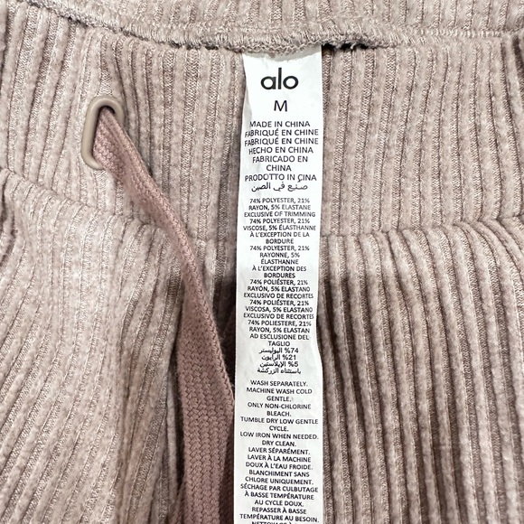 ALO Yoga Muse sweatpants - Picture 2 of 5